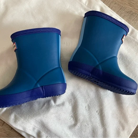 Hunter Kids First classic size 4 in color Bitter Indigo / Borealis Blue